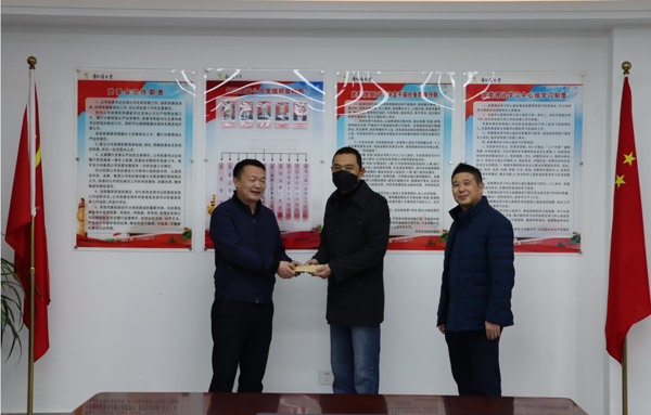 集團(tuán)公司黨委委員、副總經(jīng)理胡新付到公司走訪慰問(wèn)